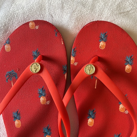 Abercrombie & Fitch pineapple flip flops - Picture 2 of 3